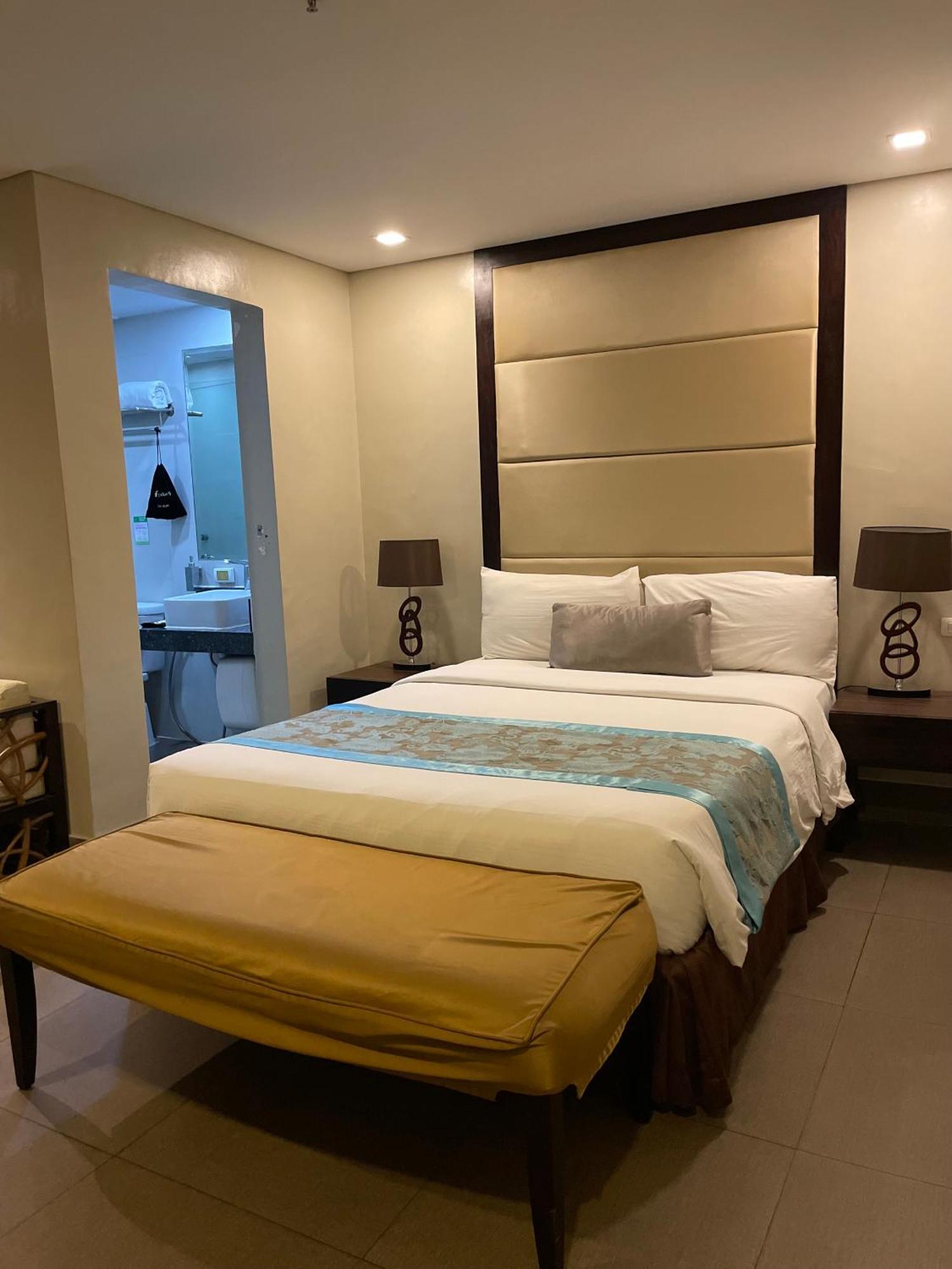 Goldberry Suites & Hotel Mactan Lapu-Lapu City Exterior foto