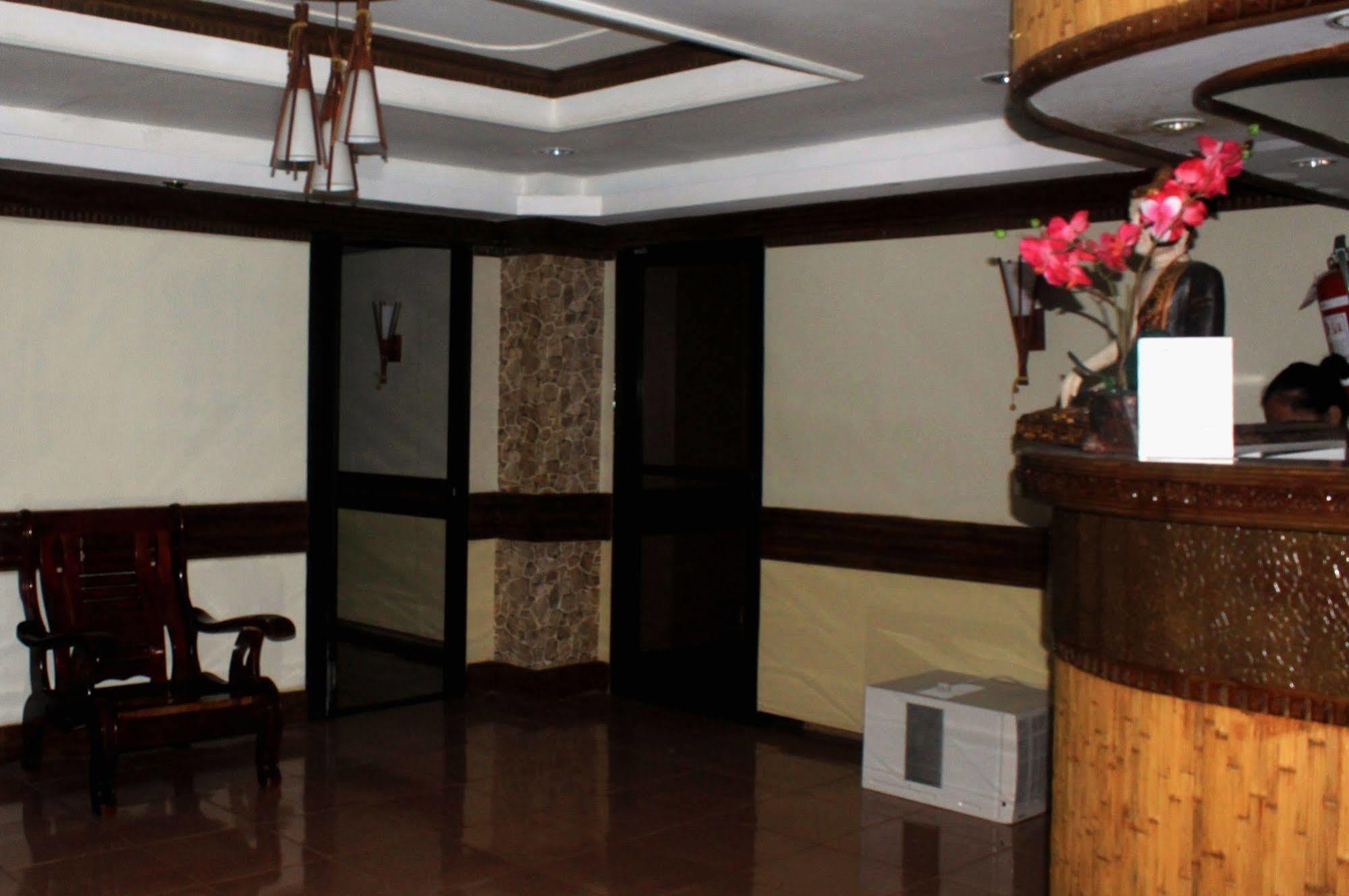 Goldberry Suites & Hotel Mactan Lapu-Lapu City Exterior foto